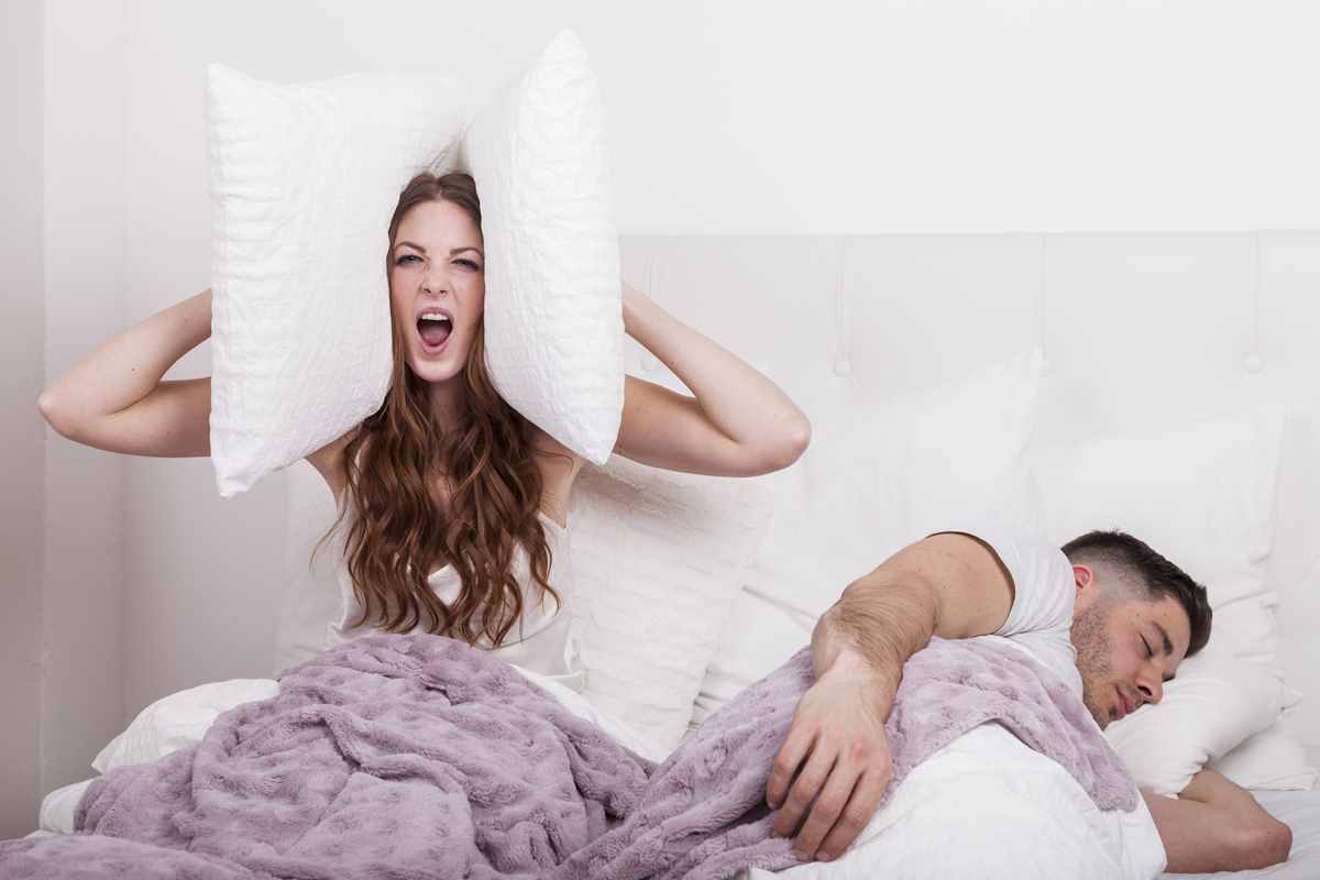 man snoring woman cushion0